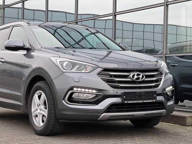 Silber Gebraucht 2016 Hyundai Santa Fe Style SUV | 17.990 € (Fairer Preis) - Bild 1/4