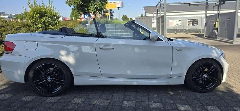 Weiß Gebraucht 2012 BMW 120 Cabriolet M Sport Cabrio | 12.300 € (Fairer Preis) - Bild 1/4