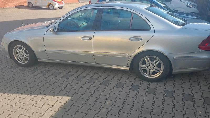 Gebraucht Mercedes E220 150 PS (110 kW) 2005 Silber Limousine
