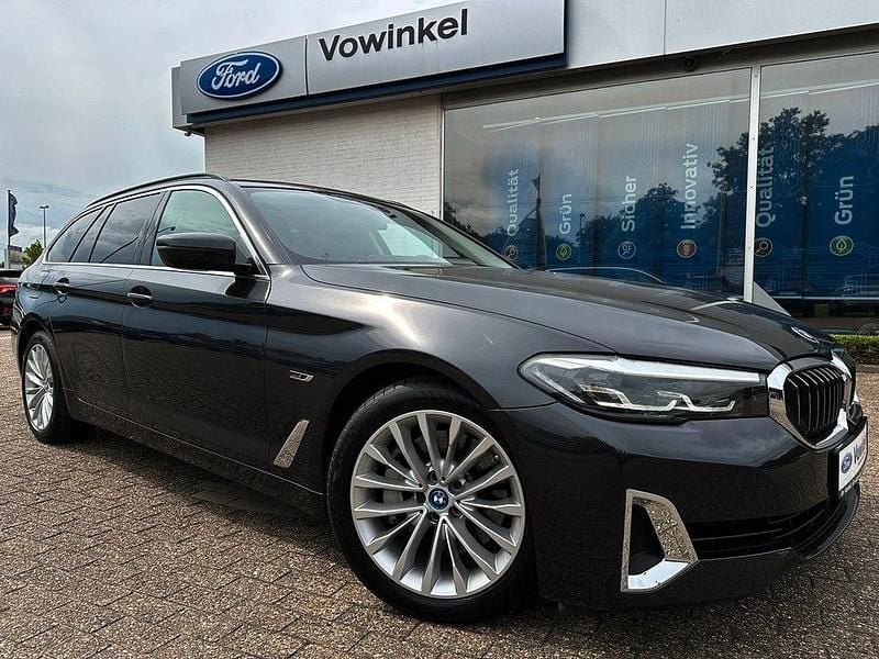 Grau Gebraucht 2022 BMW 530e Luxury Line Kombi | 29.495 € (Fairer Preis) - Bild 1/4