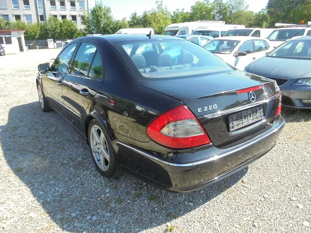 Gebraucht Mercedes E220 Avantgarde 170 PS (125 kW) 2008 Obsidianschwarz Limousine