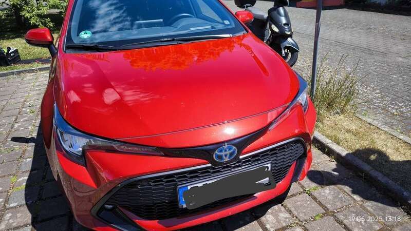 Rot Gebraucht 2022 Toyota Corolla Hybrid Active Kombi | 23.000 € (Fairer Preis) - Bild 1/4