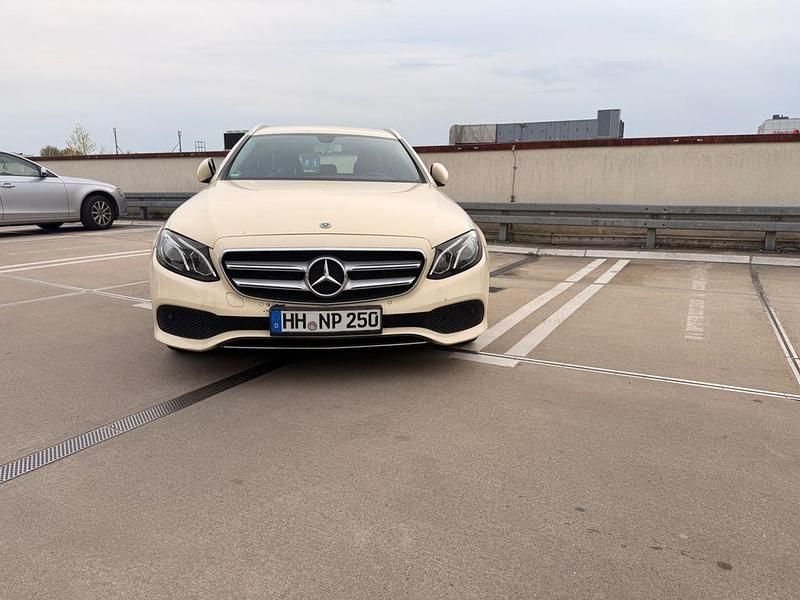 Second-hand Mercedes E200 150 CP (110 kW) 2017 Galben Break