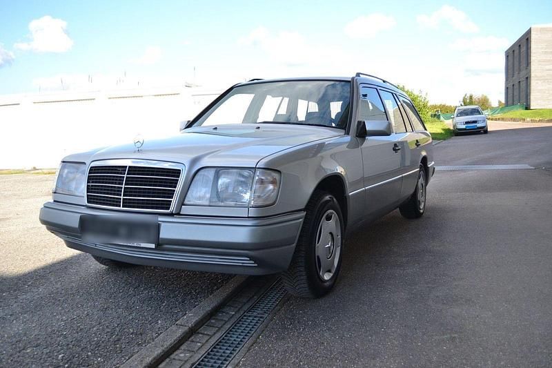 Silber Gebraucht 1996 Mercedes E220 Kombi | 10.900 € - Bild 1/4