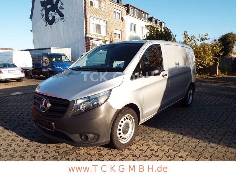 Silber Gebraucht 2022 Mercedes Vito Van / Kleinbus | 23.788 € (Superpreis) - Bild 1/4