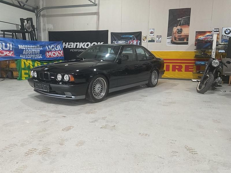 Schwarz Gebraucht 1991 BMW M5 Limousine | 49.900 € - Bild 1/4