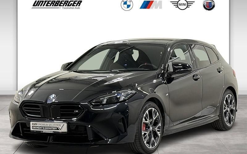 Gebraucht BMW M135 Performance 300 PS (220 kW) 2025 Saphirschwarz Kleinwagen