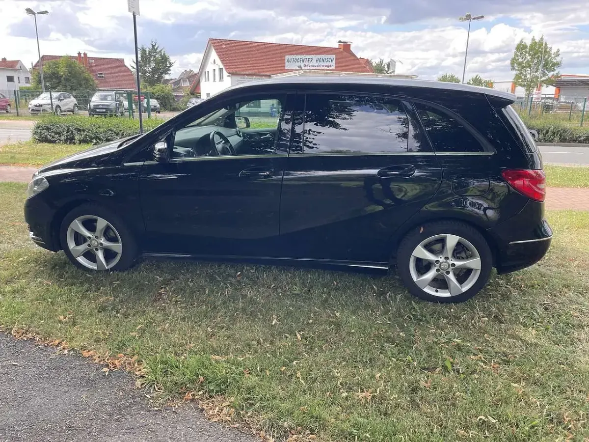Gebraucht Mercedes B180 Sport 122 PS (89 kW) 2013 Kosmosschwarz  metalliclack Kleinwagen