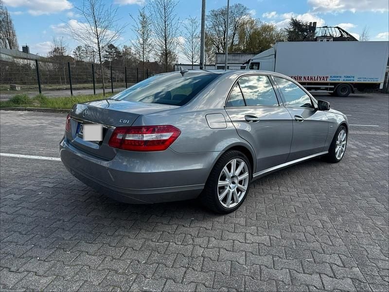 Gebraucht Mercedes E220 170 PS (125 kW) 2009 Grau Limousine