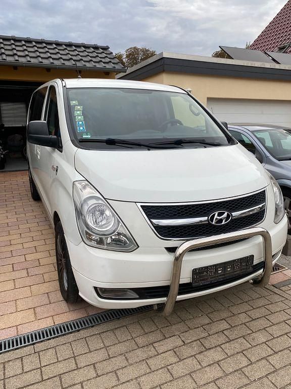 Weiß Gebraucht 2011 Hyundai H-1 Van / Kleinbus | 11.300 € - Bild 1/4
