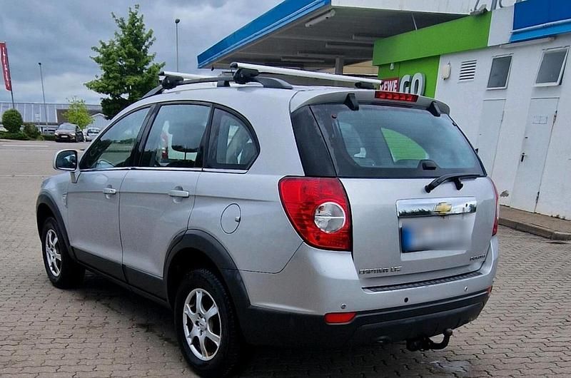 Silber Gebraucht 2009 Chevrolet Captiva SUV | 1.950 € (Superpreis) - Bild 1/4