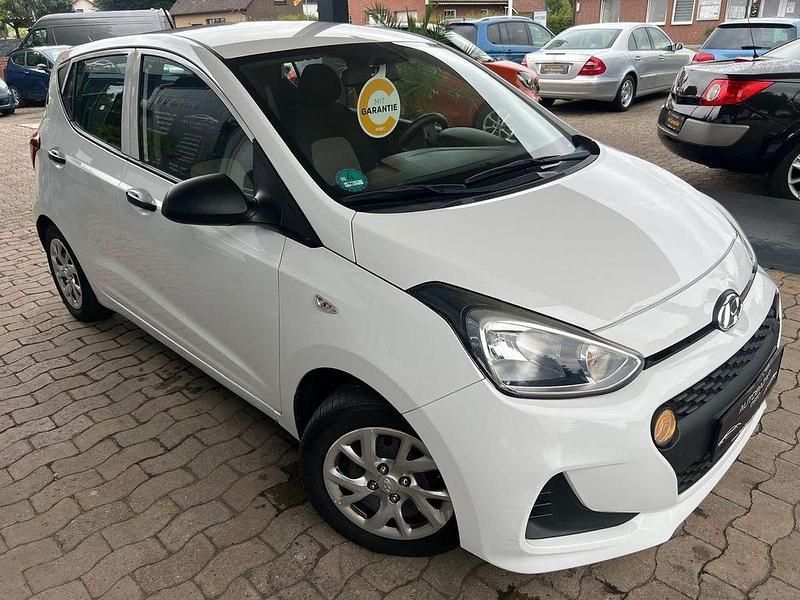 Gebraucht Hyundai i10 Basis 67 PS (49 kW) 2017 Polar white / sol Kleinwagen
