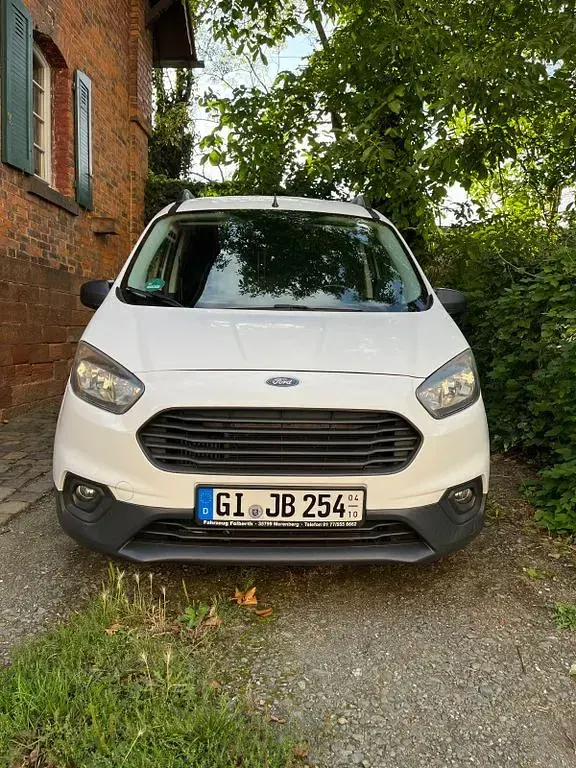 Gebraucht Ford Transit Courier 101 PS (74 kW) 2018 Weiß Van