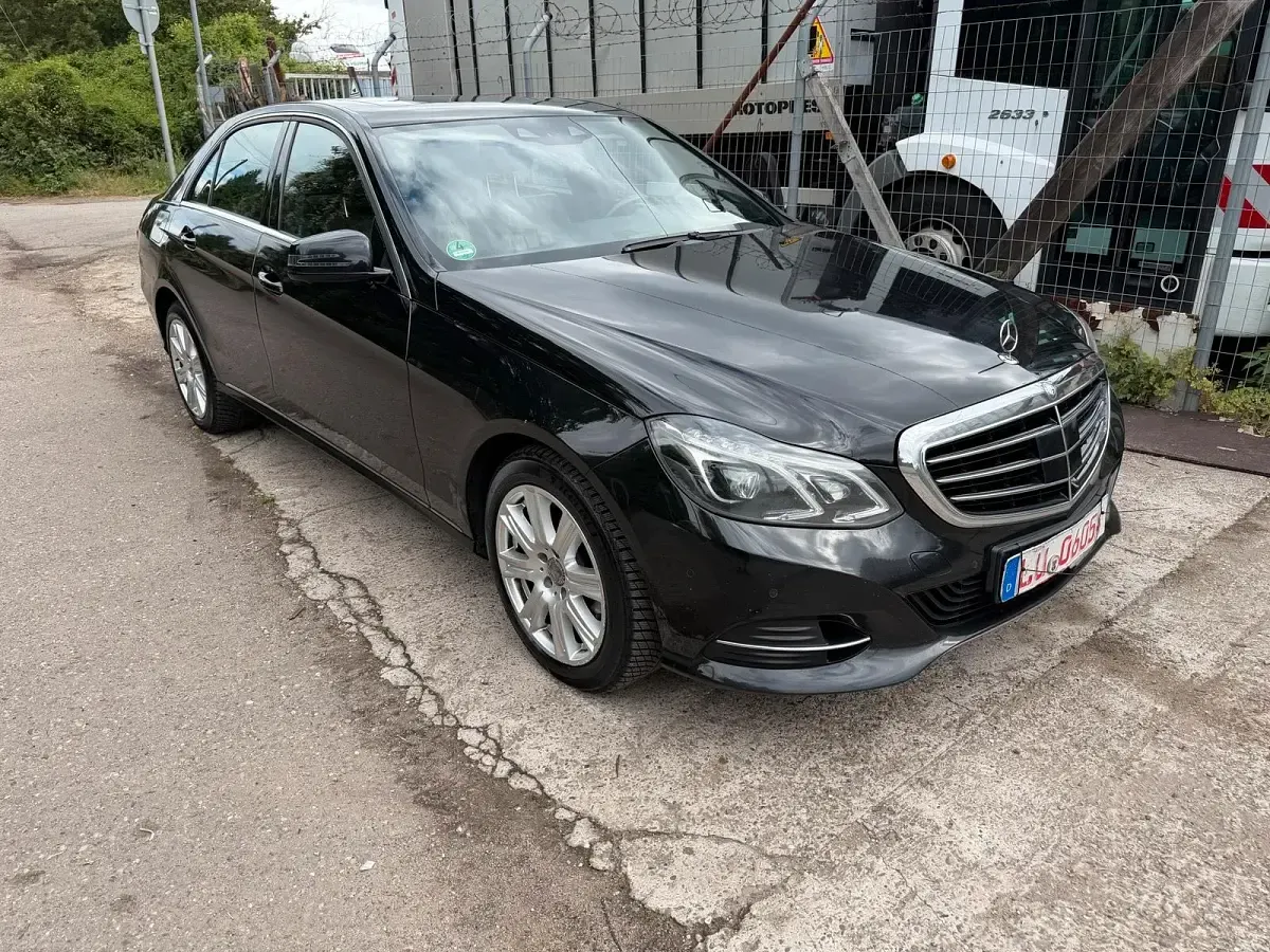 Gebraucht Mercedes E220 170 PS (125 kW) 2013 Schwarz Limousine