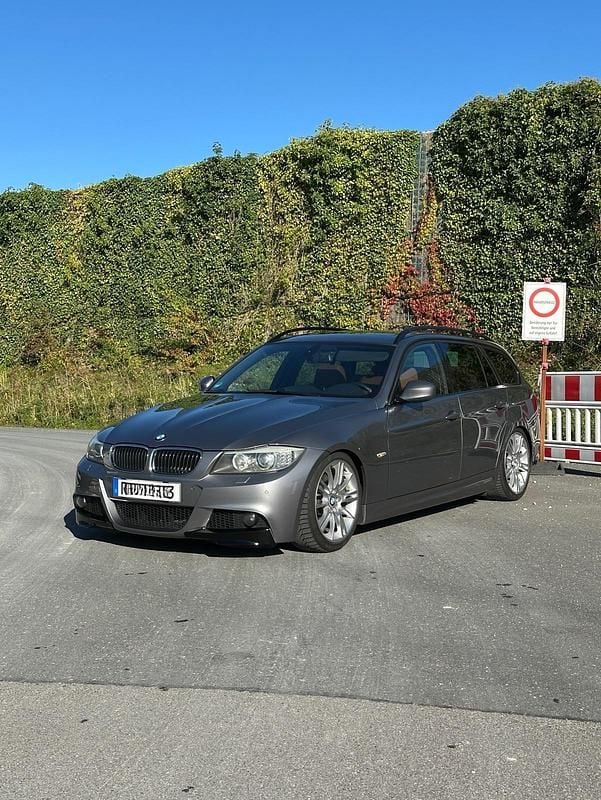 Grau Gebraucht 2009 BMW 325 Shadowline Kombi | 12.490 € - Bild 1/4