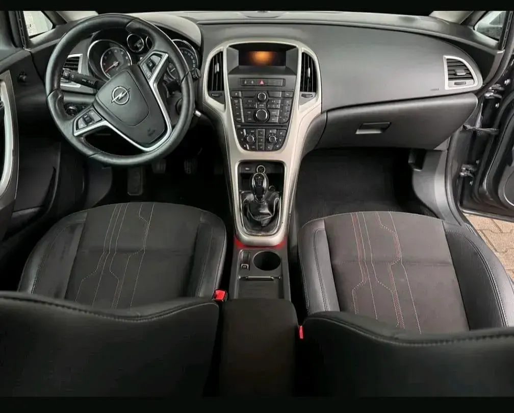 Gebraucht Opel Astra 101 PS (74 kW) 2012 Limousine