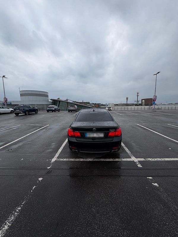 Gebraucht BMW 740 306 PS (225 kW) 2010 Schwarz Limousine