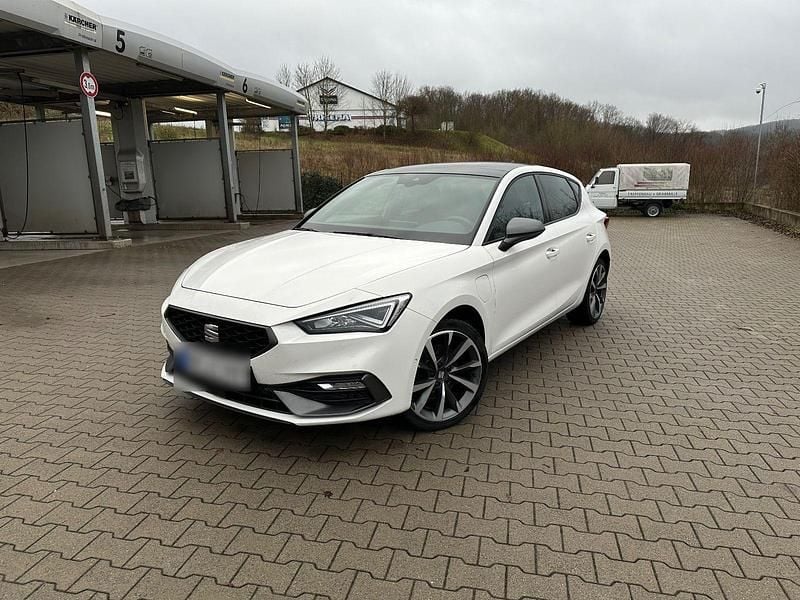 Weiß Gebraucht 2021 Seat Leon FR Limousine | 20.850 € (Fairer Preis) - Bild 1/4
