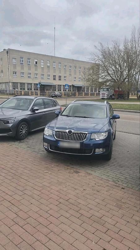 Gebraucht Skoda Superb 160 PS (117 kW) 2011 Blau Kombi