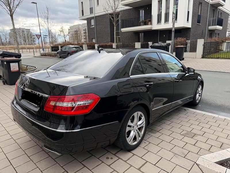 Gebraucht Mercedes E220 Avantgarde 170 PS (125 kW) 2012 Schwarz Limousine