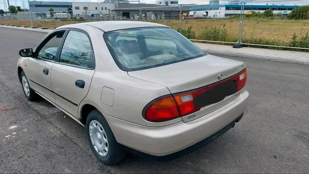 Gebraucht Mazda 323 Comfort 88 PS (64 kW) 1996 Beige Limousine