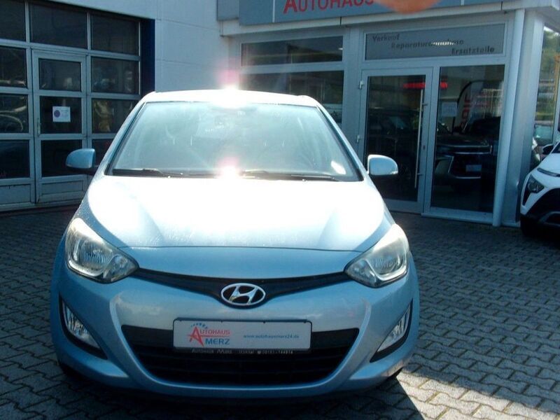 Blau Gebraucht 2013 Hyundai i20 Edition Limousine | 6.845 € (Teuer) - Bild 1/4