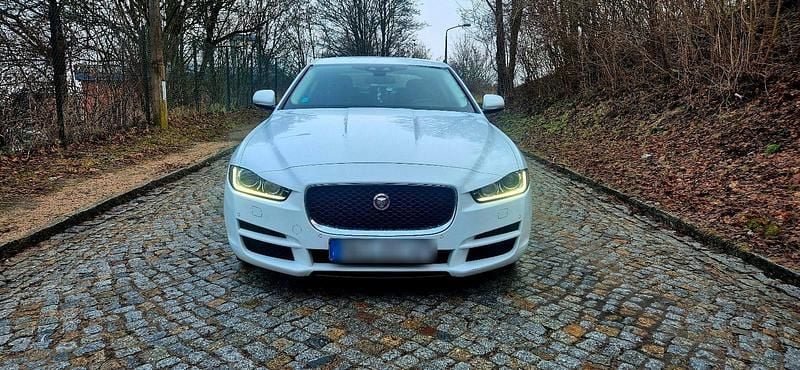 Gebraucht Jaguar XE 180 PS (132 kW) 2016 Weiß Limousine