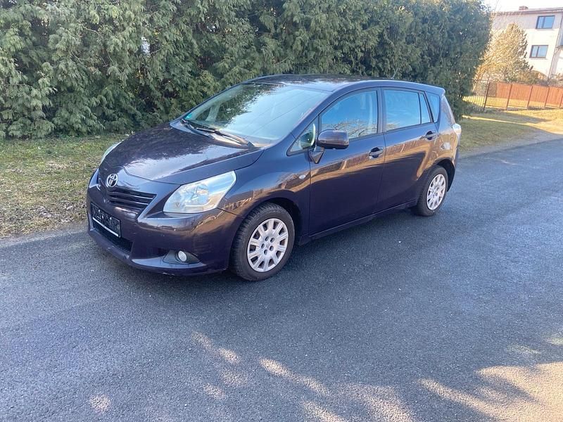 Gebraucht Toyota Verso 126 PS (92 kW) 2009 Violet Van / Kleinbus