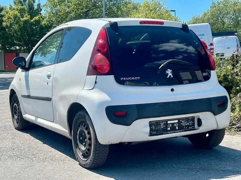 Gebraucht Peugeot 107 Active 68 PS (50 kW) 2013 Weiß Kleinwagen