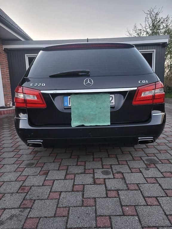 Gebraucht Mercedes E220 Avantgarde 170 PS (125 kW) 2012 Schwarz Limousine