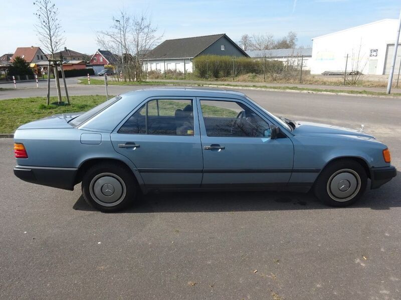 Gebraucht Mercedes E230 136 PS (100 kW) 1989 Blau Limousine