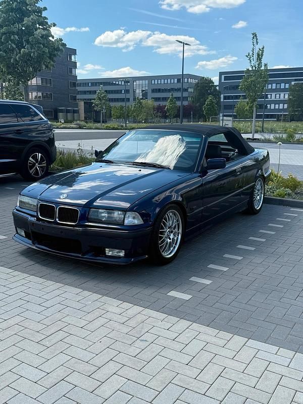 Blau Gebraucht 1995 BMW 318 Cabriolet M Sport Cabrio | 4.700 € - Bild 1/4
