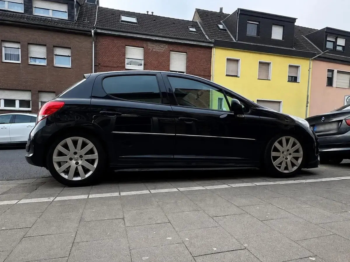 Gebraucht Peugeot 207 73 PS (53 kW) 2011 Schwarz Limousine