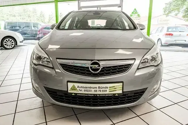 Gebraucht Opel Astra Cosmo 140 PS (102 kW) 2010 Silbersee/perl silber (m2) Limousine