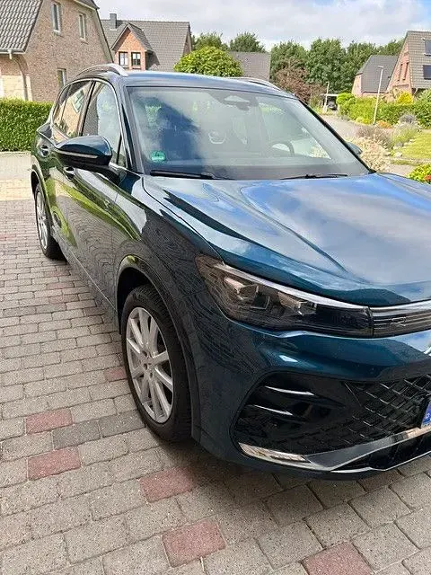 Gebraucht VW Tiguan R-line 150 PS (110 kW) 2024 Blau SUV