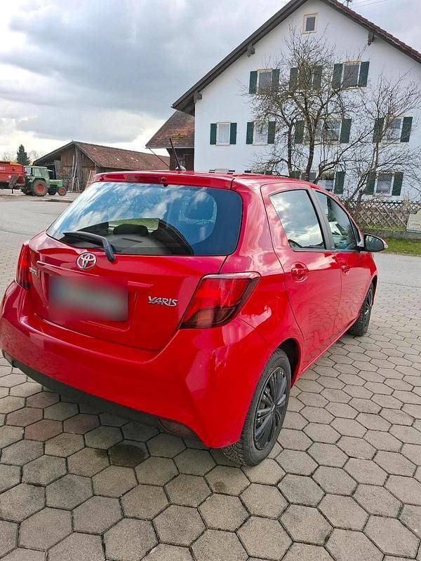Gebraucht Toyota Yaris 99 PS (72 kW) 2016 Rot Kleinwagen