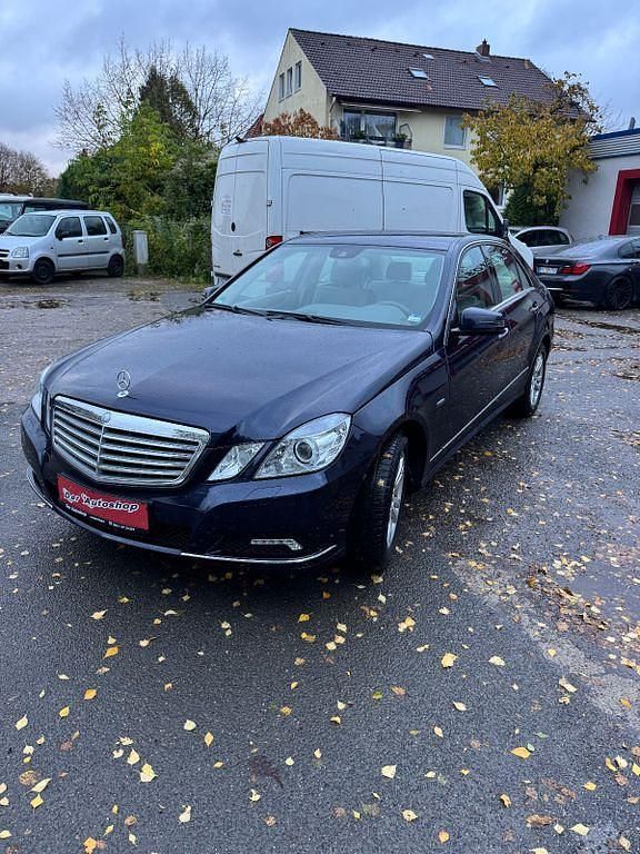 Blau Gebraucht 2009 Mercedes E250 Limousine | 9.950 € (Guter Preis) - Bild 1/4