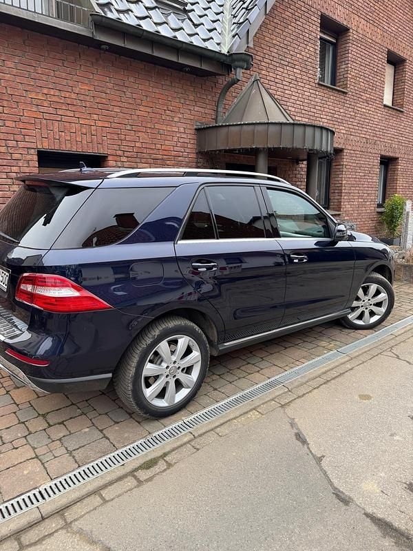 Gebraucht Mercedes ML350 258 PS (189 kW) 2014 Blau SUV