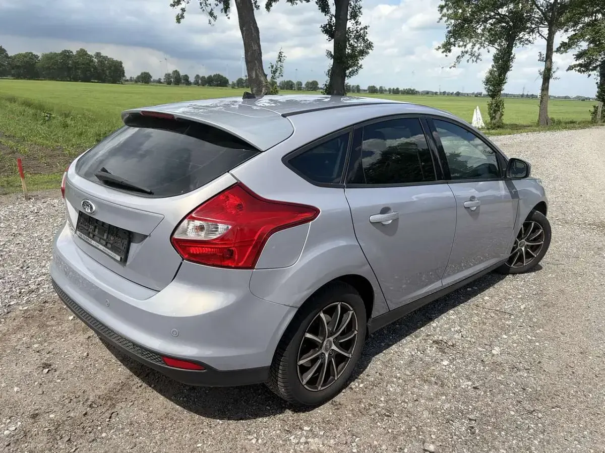 Gebraucht Ford Focus 105 PS (77 kW) 2011 Micastonesilber metallic Kleinwagen