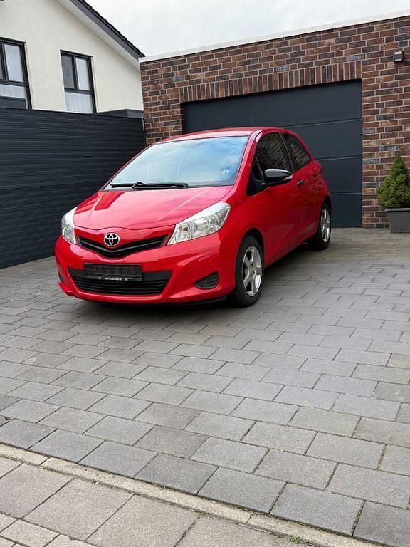 Gebraucht Toyota Yaris 69 PS (50 kW) 2012 Rot Kleinwagen