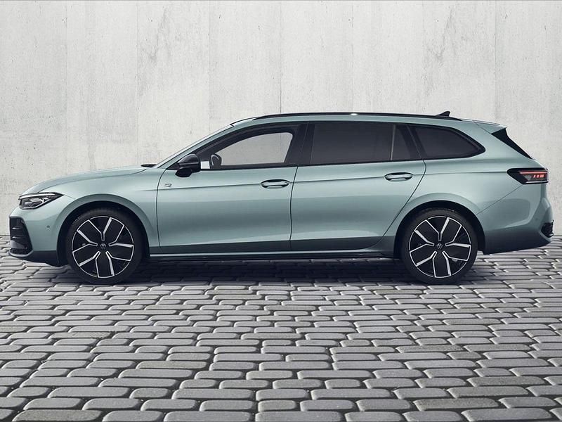 Gebraucht VW Passat R-line 193 PS (141 kW) 2024 Maripositgrün metallic Kombi