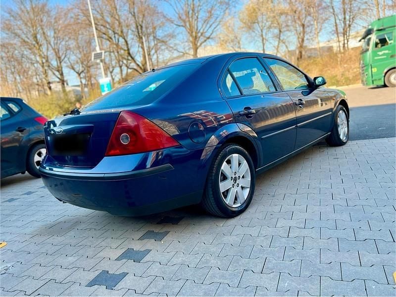Używany Ford Mondeo Ghia 145 KM (106 kW) 2002 Niebieski Sedan/Limuzyna