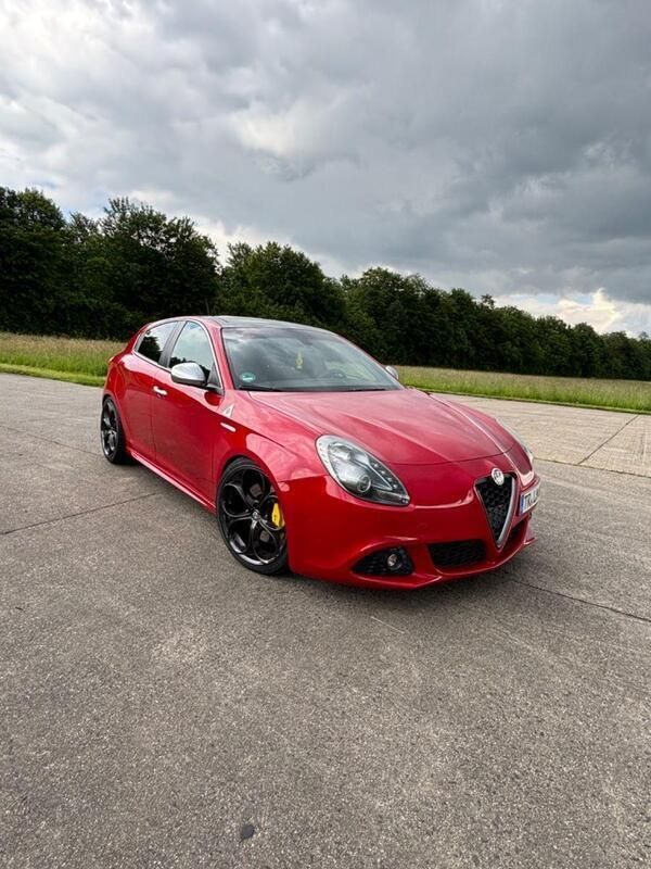 Rot Gebraucht 2012 Alfa Romeo Giulietta Quadrifoglio Verde Kleinwagen | 12.000 € (Teuer) - Bild 1/4