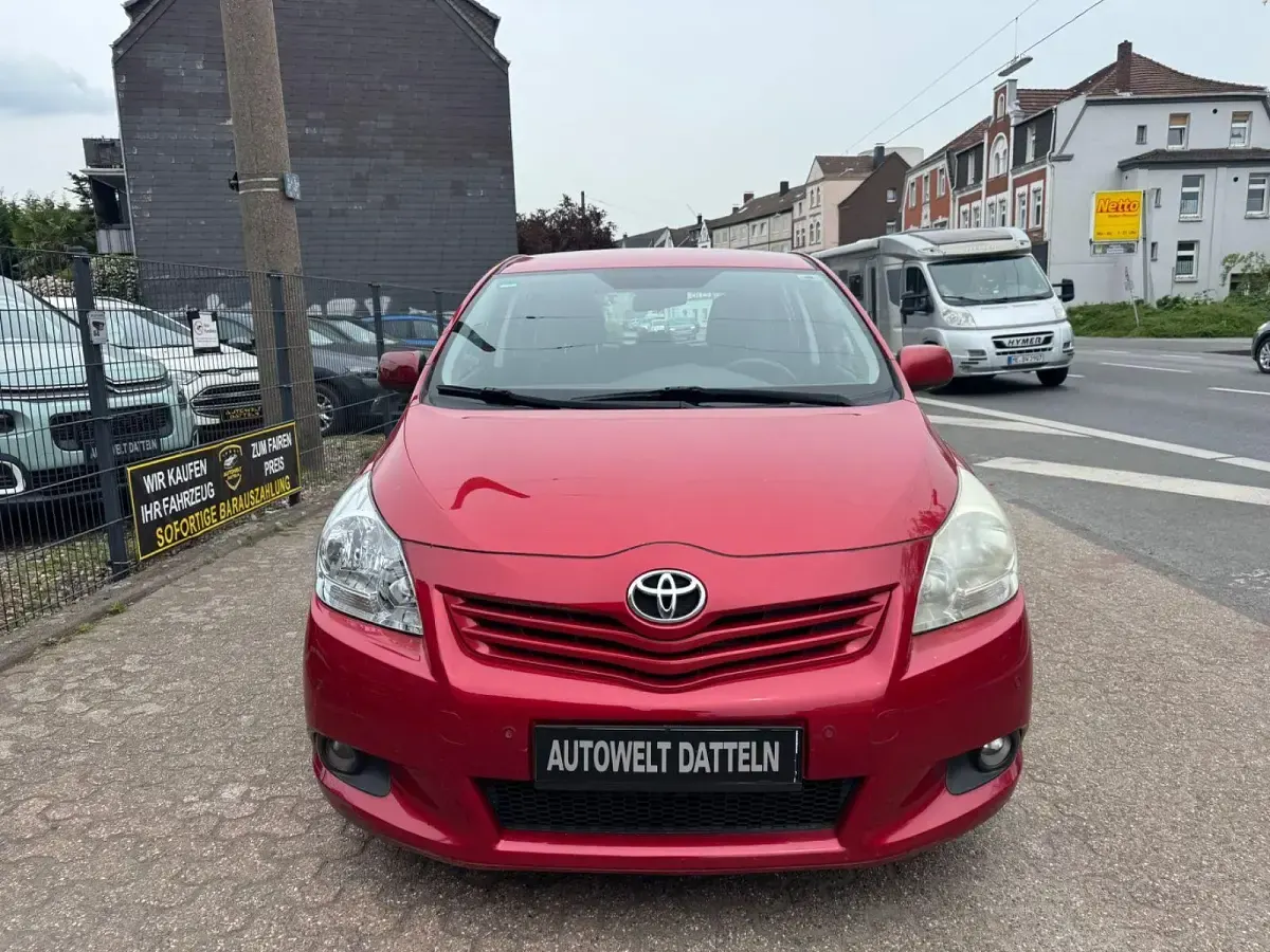 Gebraucht Toyota Verso 126 PS (92 kW) 2009 Rot Van / Kleinbus