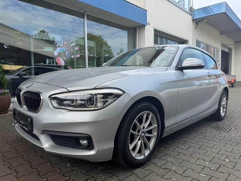 Silber Gebraucht 2018 BMW 118 Performance Kleinwagen | 13.999 € (Guter Preis) - Bild 1/4