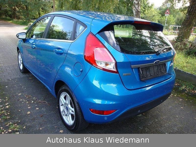 Gebraucht Ford Fiesta Titanium 125 PS (91 kW) 2013 Blau Kleinwagen