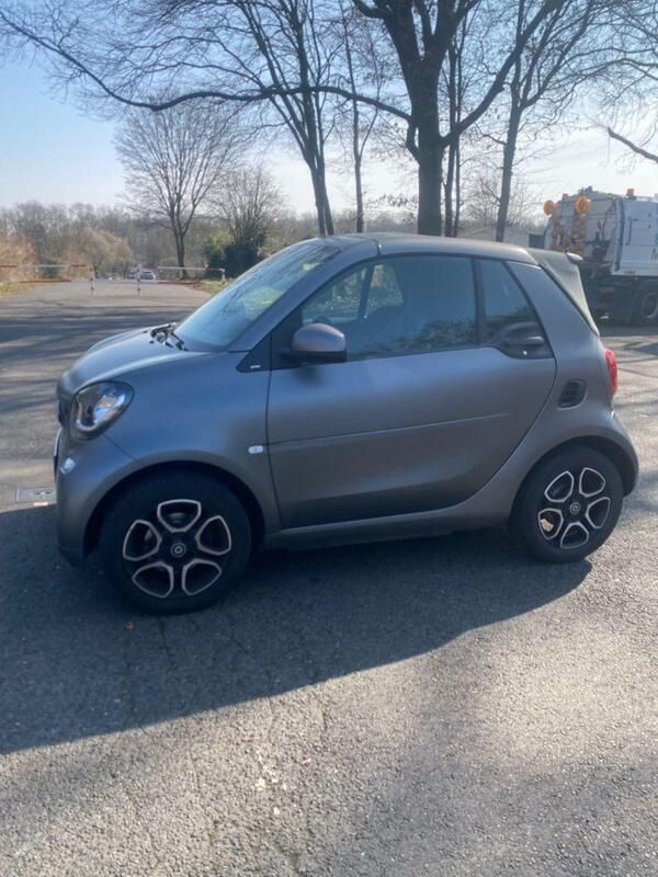 Grau Gebraucht 2019 Smart ForTwo Coupé Cabrio | 16.500 € (Fairer Preis) - Bild 1/4