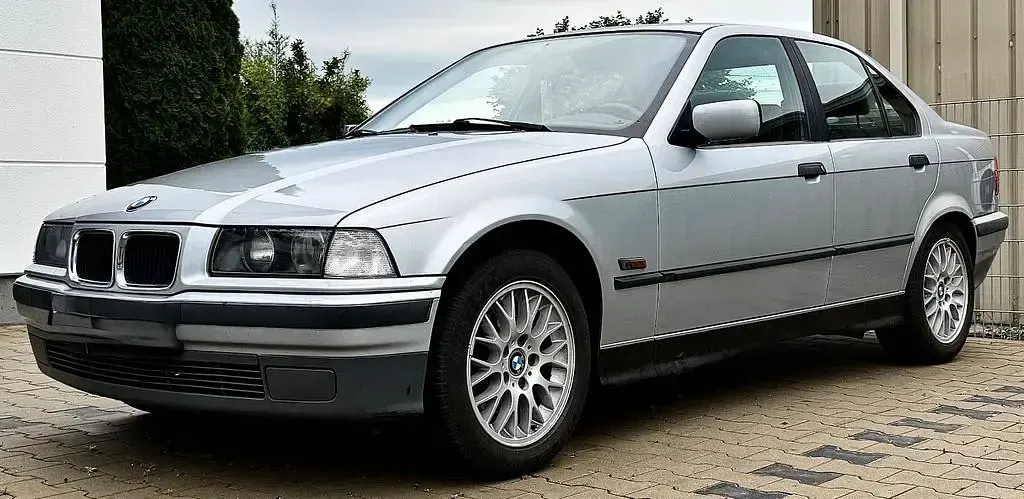 Gebraucht BMW 320 150 PS (110 kW) 1995 Silber Limousine