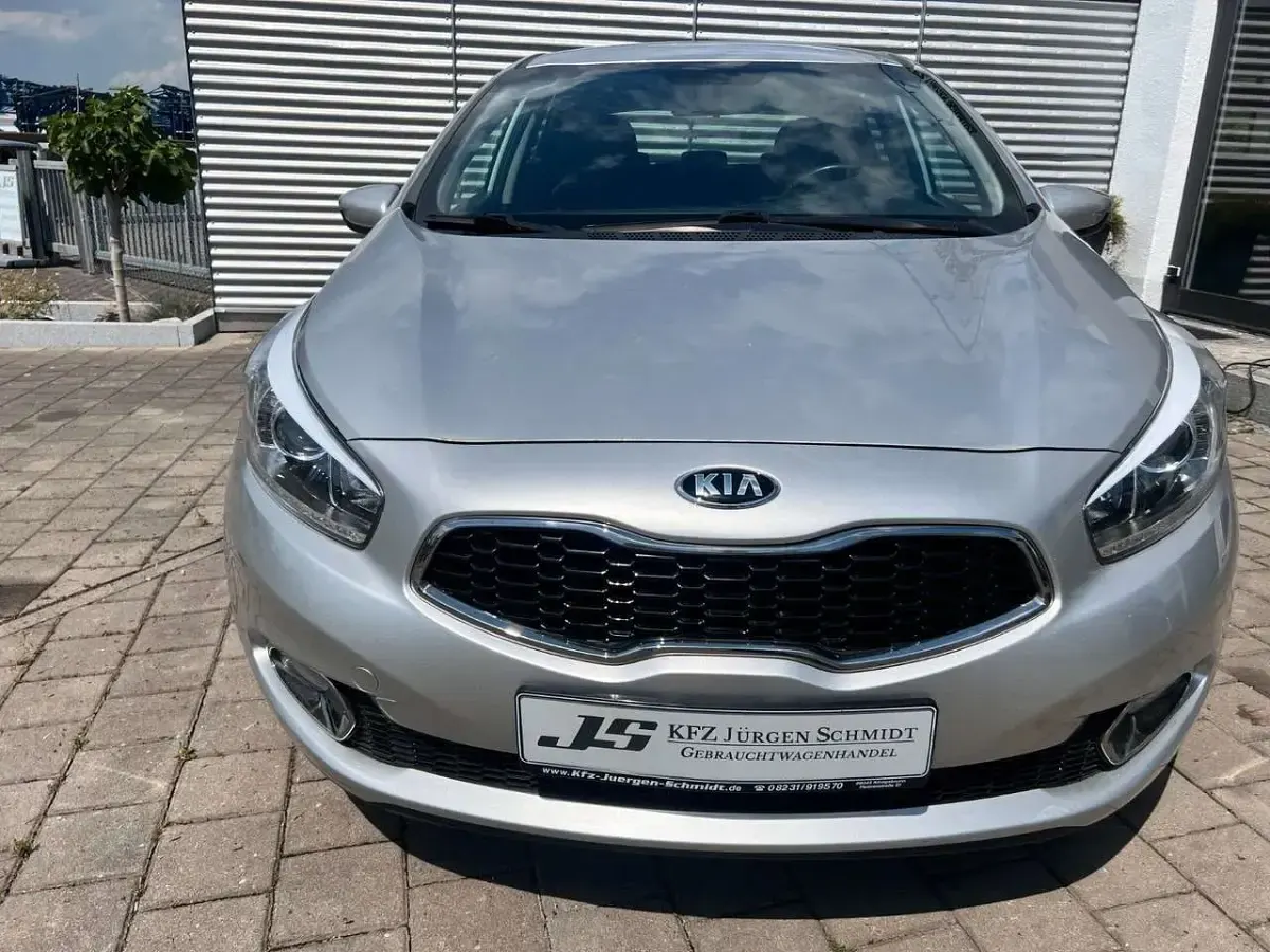 Gebraucht Kia Ceed DREAM-TEAM Edition 99 PS (72 kW) 2015 Silber Kleinwagen