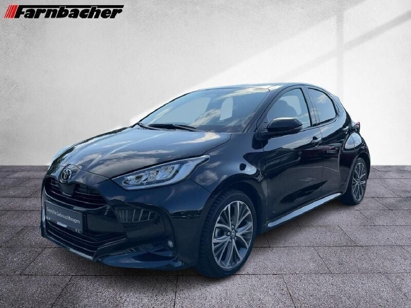 Mysticschwarz mica Gebraucht 2024 Toyota Yaris Hybrid Style Limousine | 26.499 € (Fairer Preis) - Bild 1/4